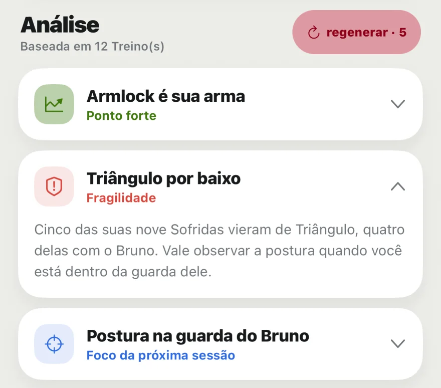 Cartões de Insight: “Armlock é sua arma” como ponto forte, “Triângulo por baixo” como fragilidade, com o texto aberto, e “Postura na guarda do Bruno” como foco da próxima sessão.